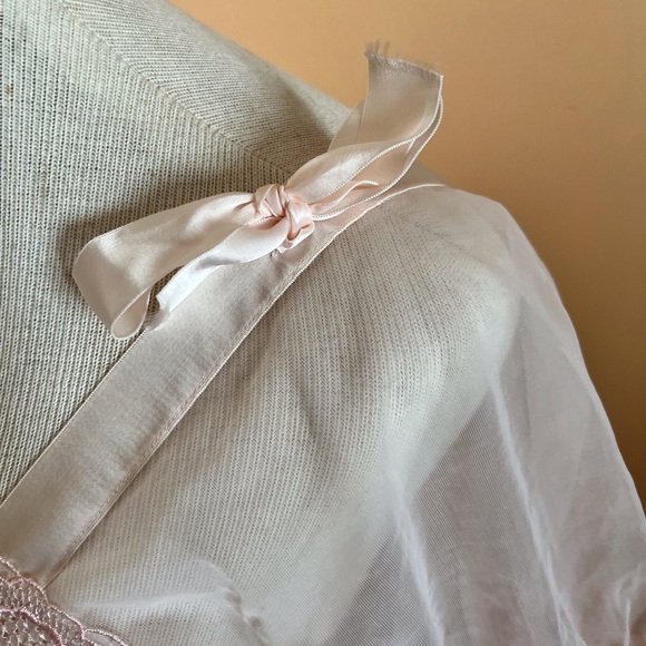 Elegant Vintage Petal Pink Lace Nightgown - Picture 4 of 14
